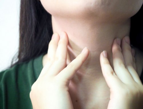 Placas en la garganta: Causas y soluciones